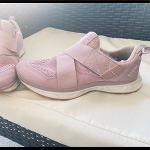 Pale pink Tiem spin shoes size 7 with clips